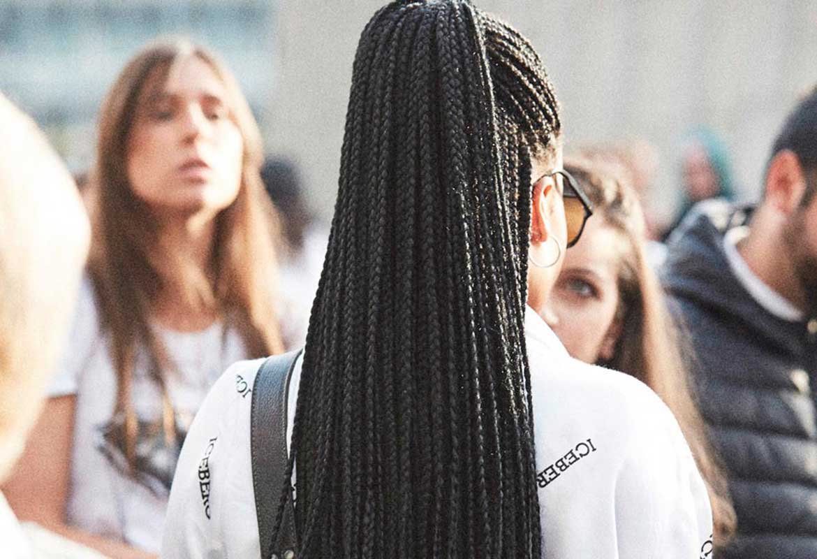 Te animamos a que lleves tus trenzas africanas en un recogido. Aplícate un poco de Laca Elnett de L’Oréal Paris y despreocúpate de la fijación.